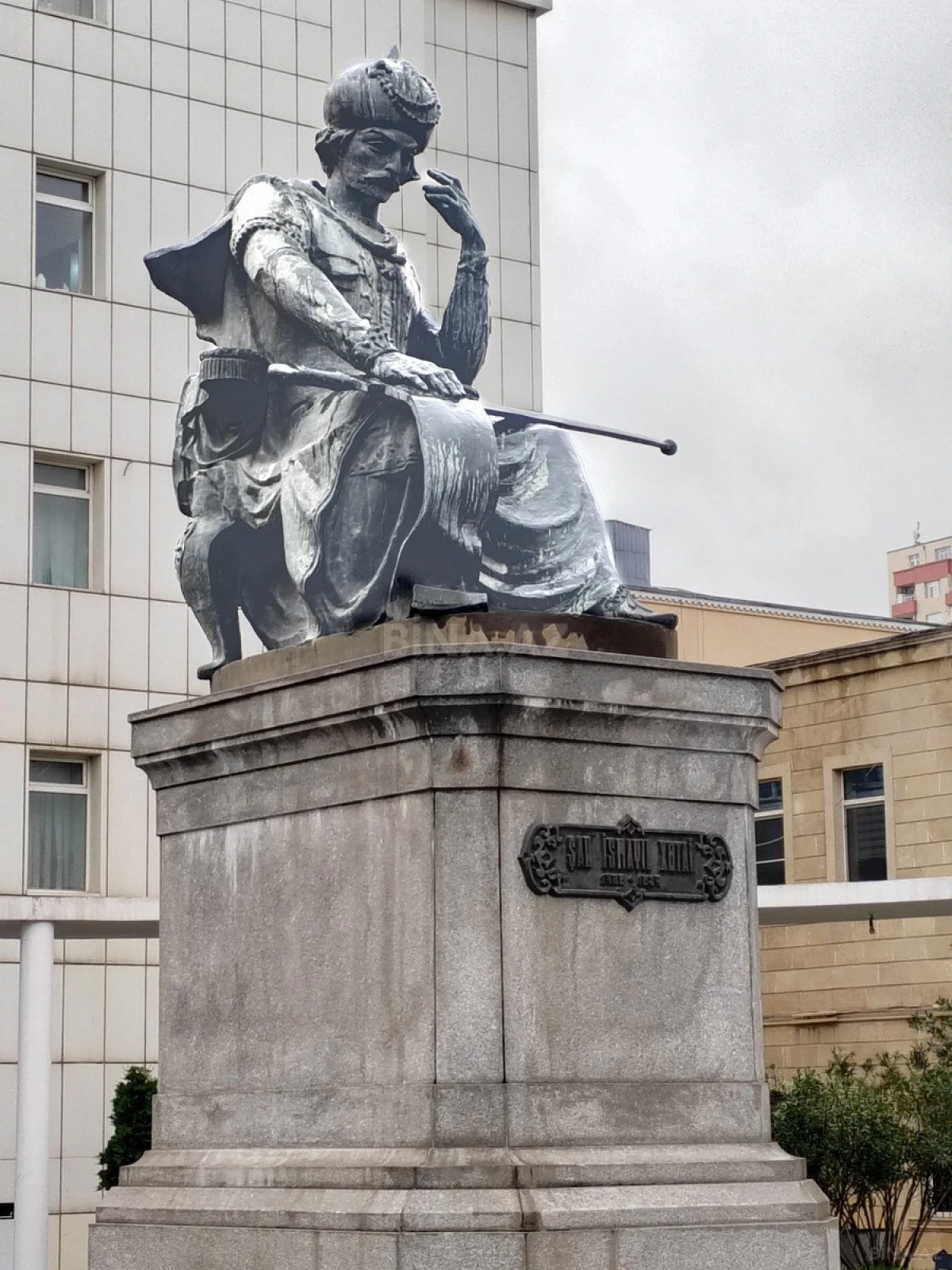 Satılır 4 otaqlı mənzil 171 m²