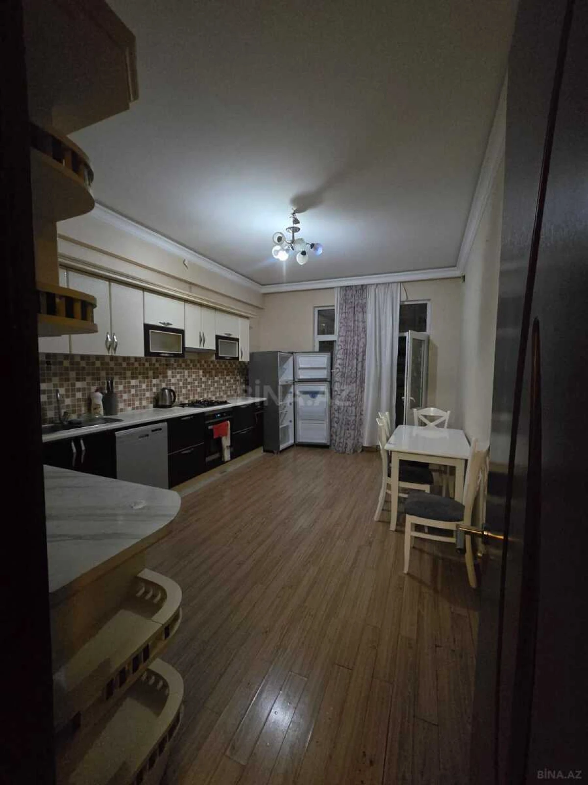 Satılır 3 otaqlı mənzil 137 m²