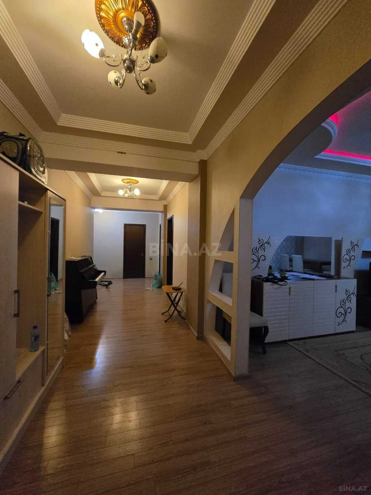 Satılır 3 otaqlı mənzil 137 m²