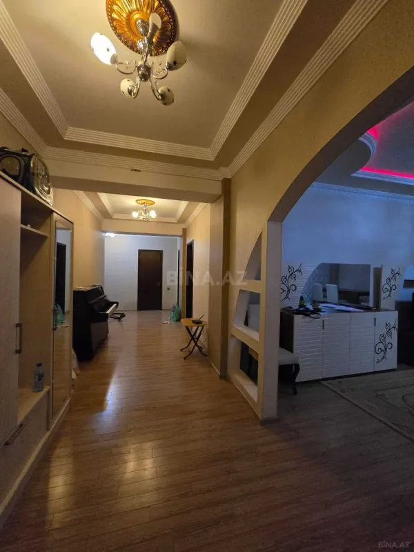 Satılır 3 otaqlı mənzil 137 m²