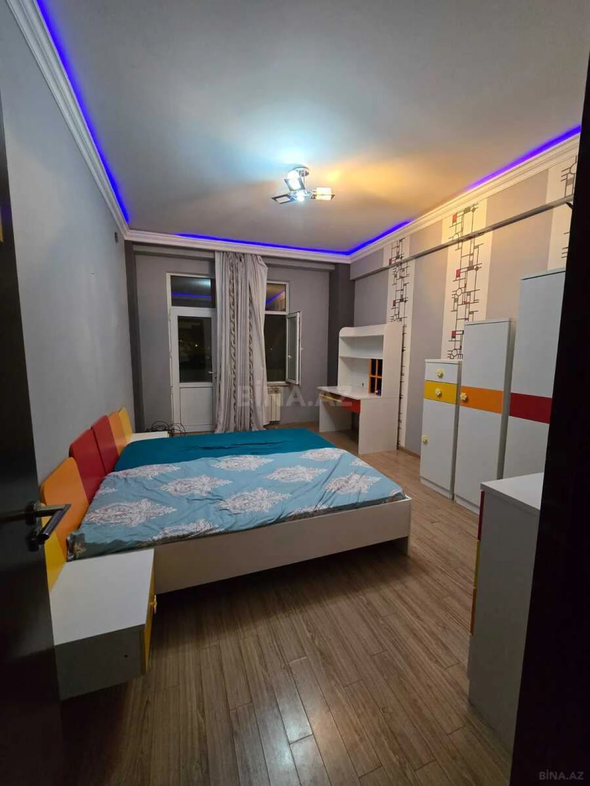 Satılır 3 otaqlı mənzil 137 m²