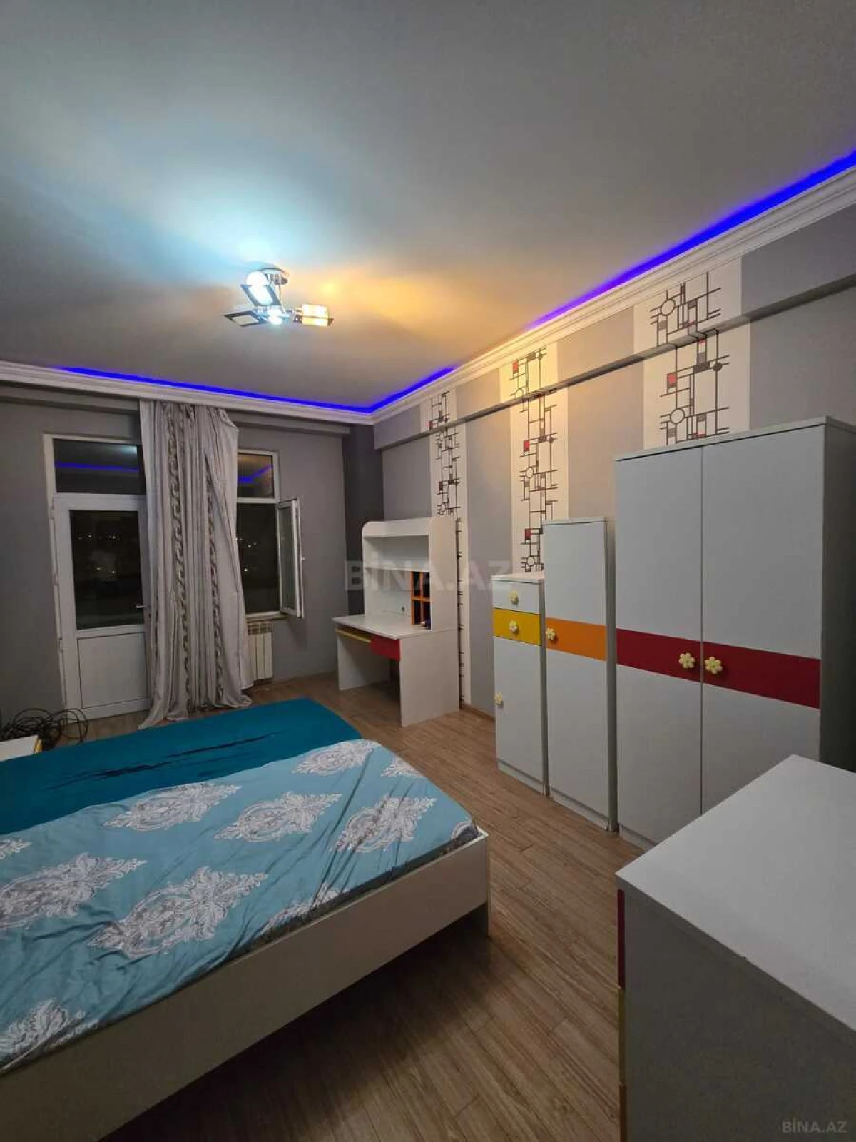 Satılır 3 otaqlı mənzil 137 m²