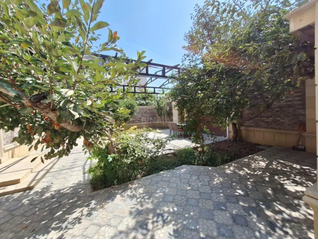 Satılır 7 otaqlı həyət evi 300 m²