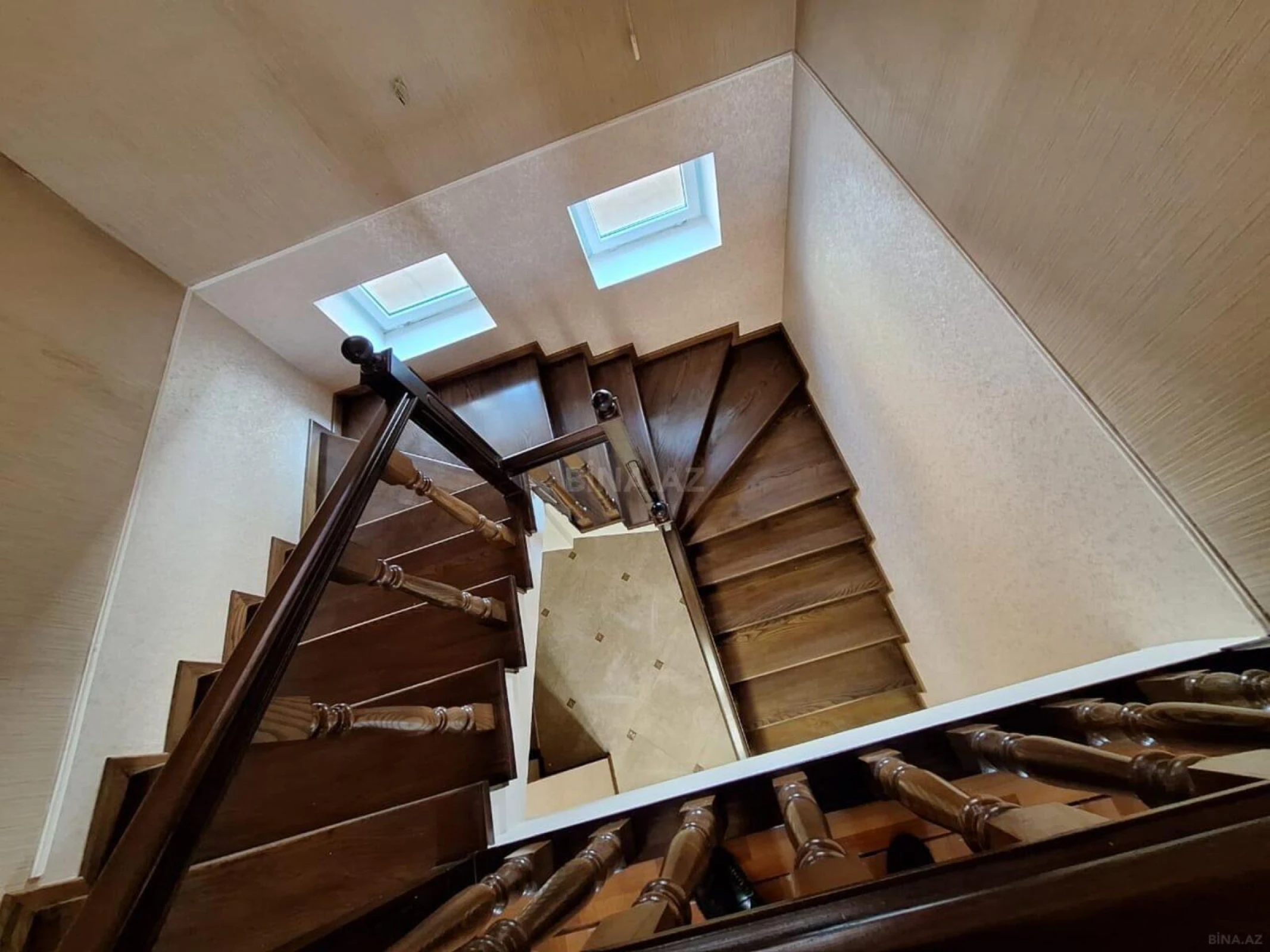 Satılır 7 otaqlı həyət evi 300 m²