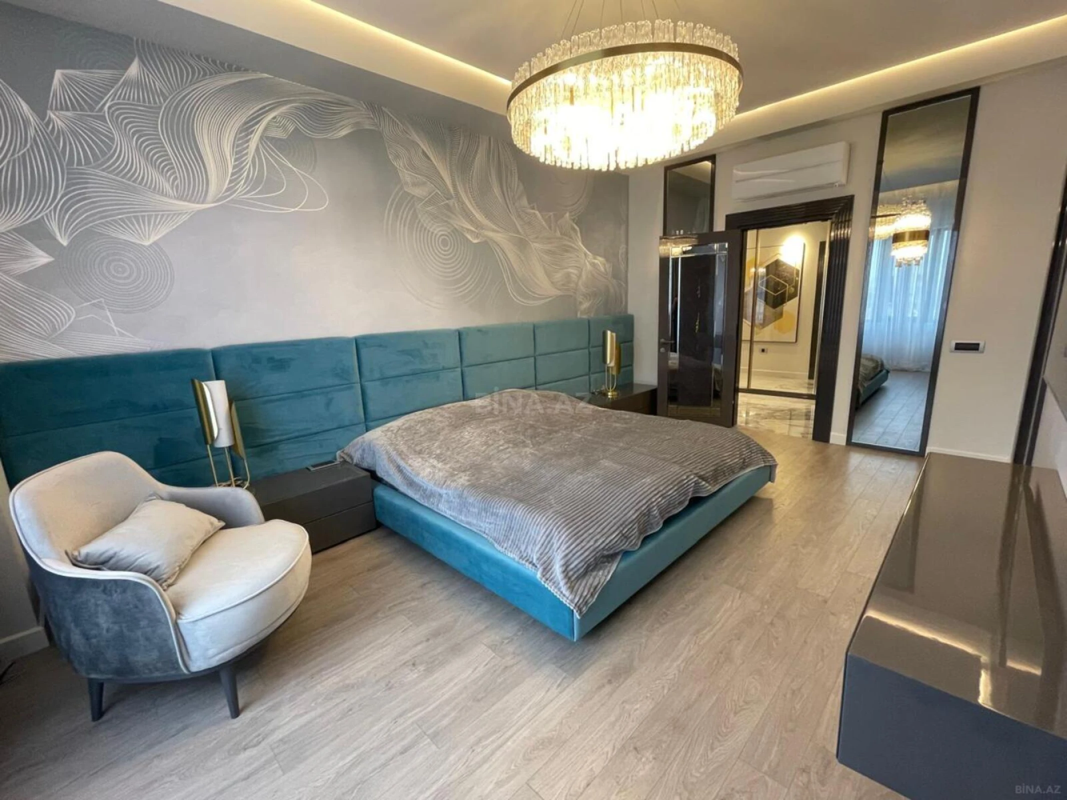 Satılır 4 otaqlı mənzil 220 m²