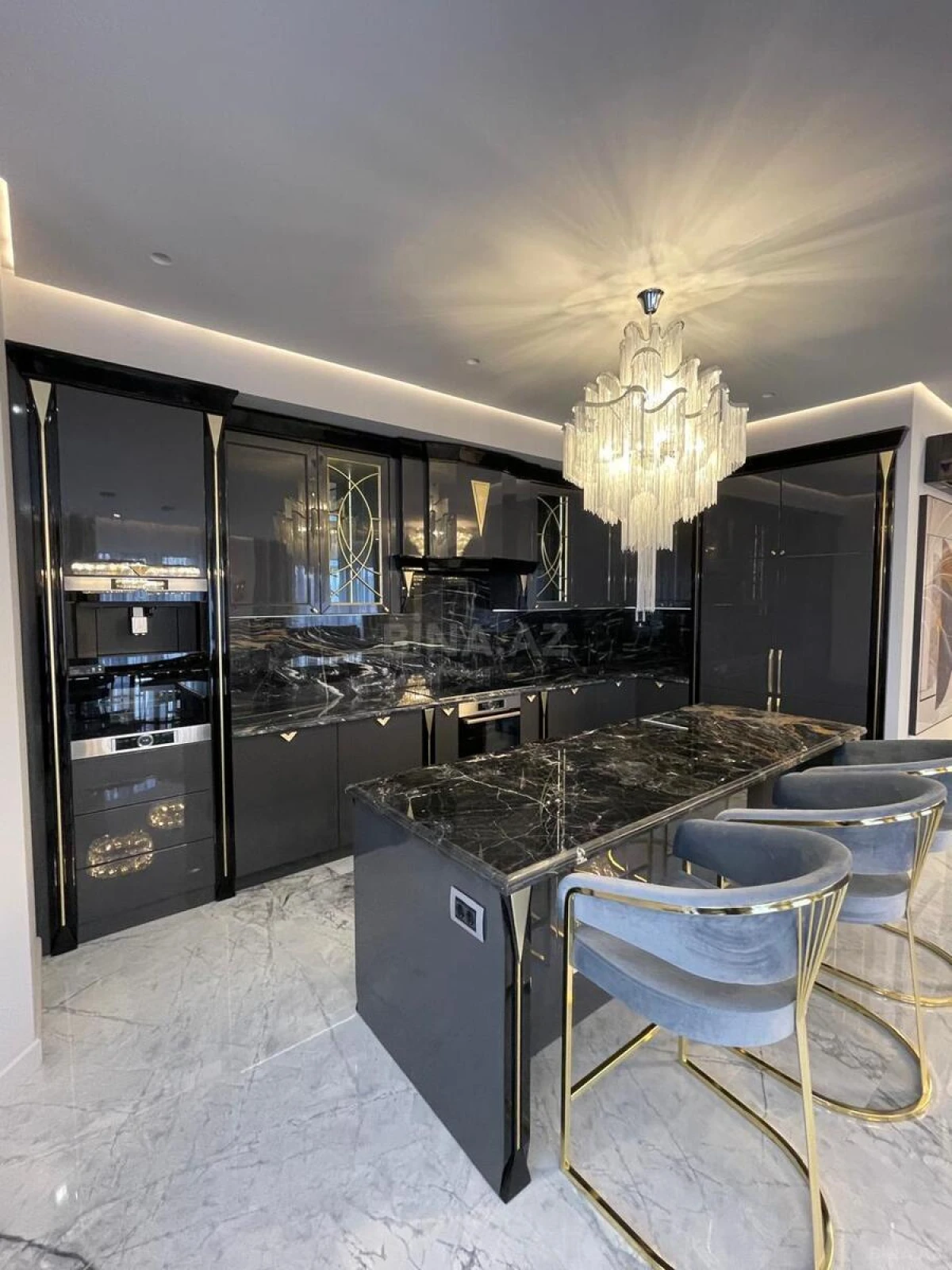 Satılır 4 otaqlı mənzil 220 m²