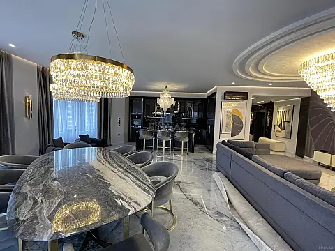 Satılır 4 otaqlı mənzil 220 m²