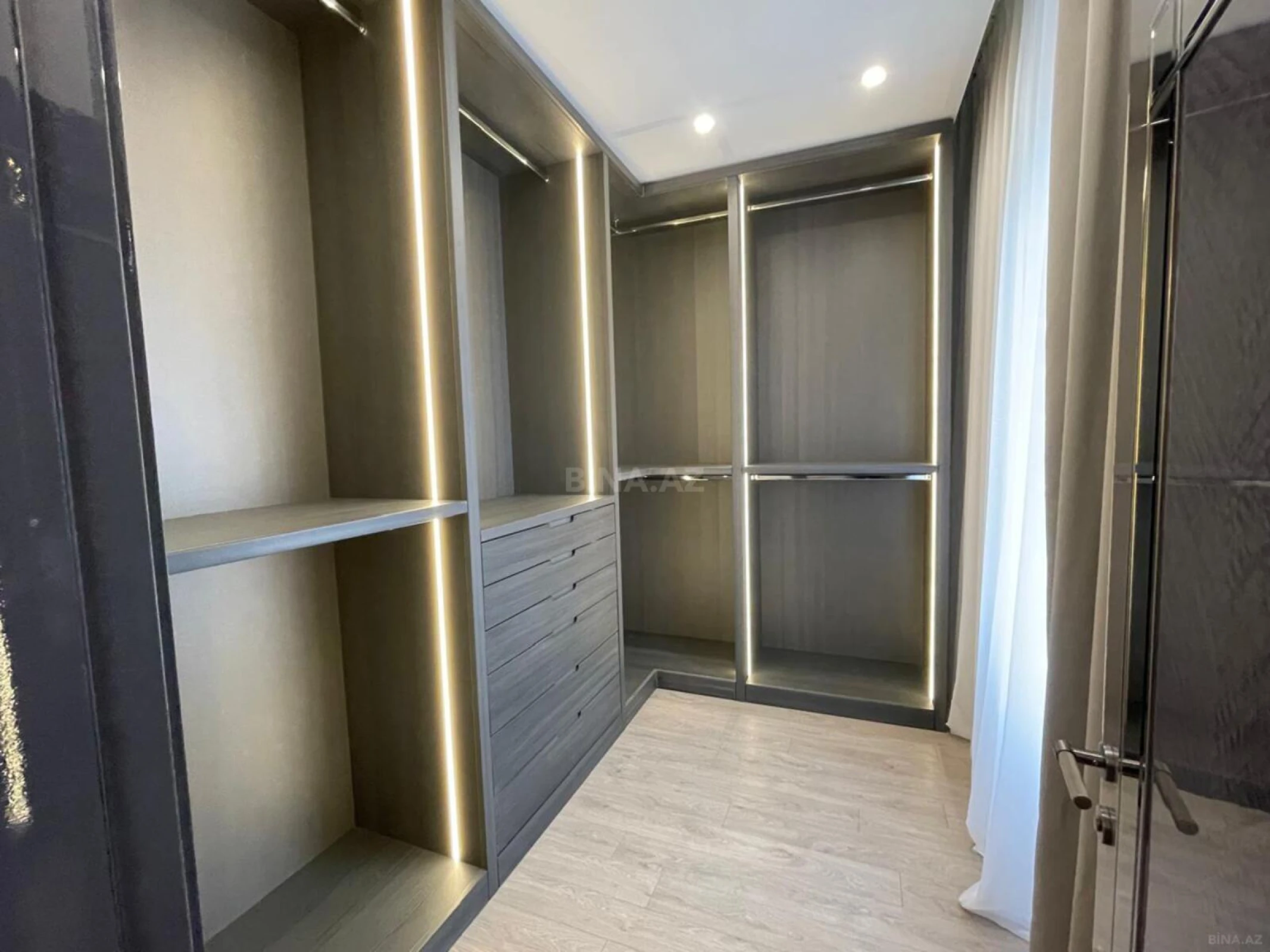 Satılır 4 otaqlı mənzil 220 m²