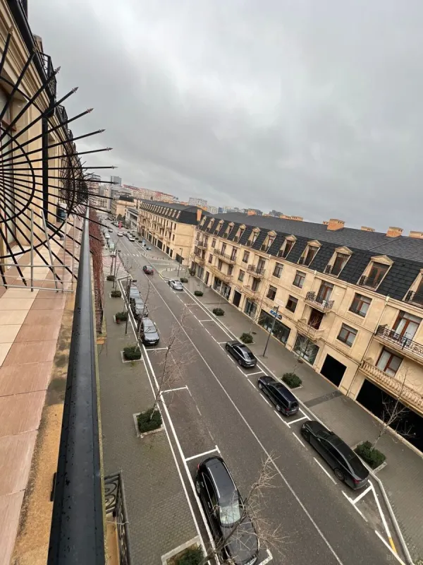 Satılır 3 otaqlı mənzil 144 m²