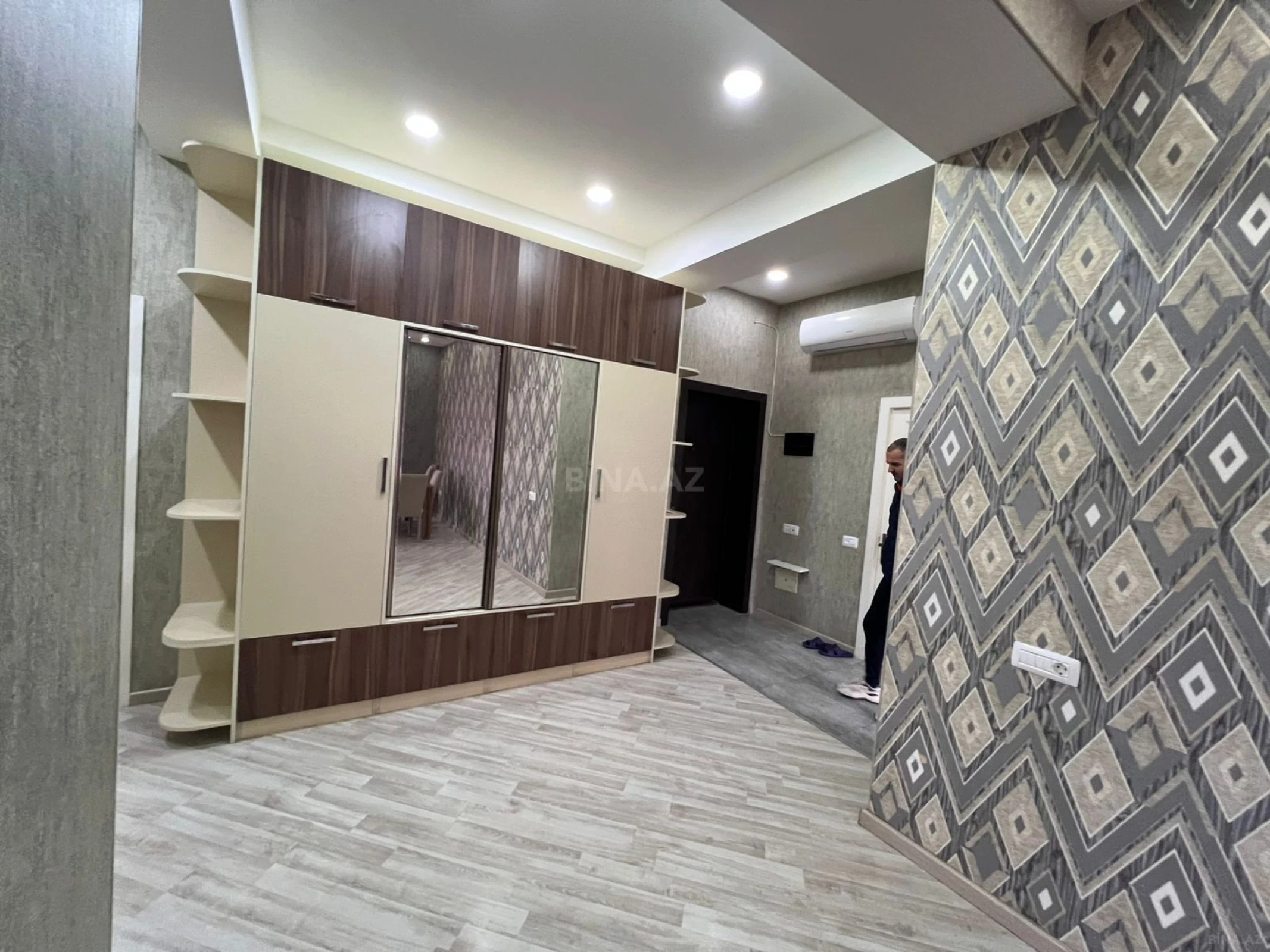 Satılır 3 otaqlı mənzil 144 m²