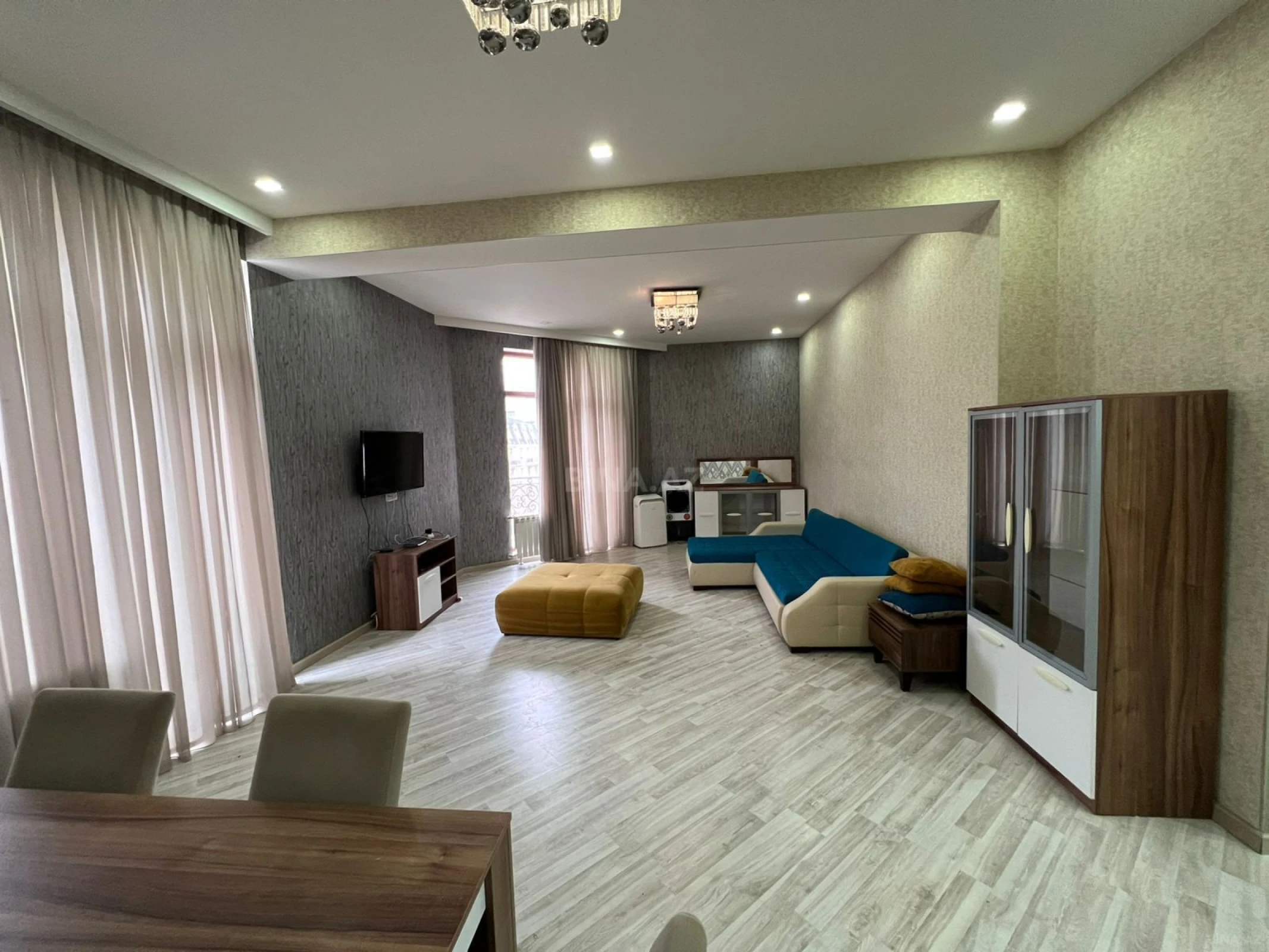 Satılır 3 otaqlı mənzil 144 m²