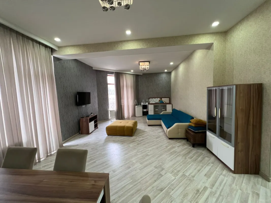 Satılır 3 otaqlı mənzil 144 m²