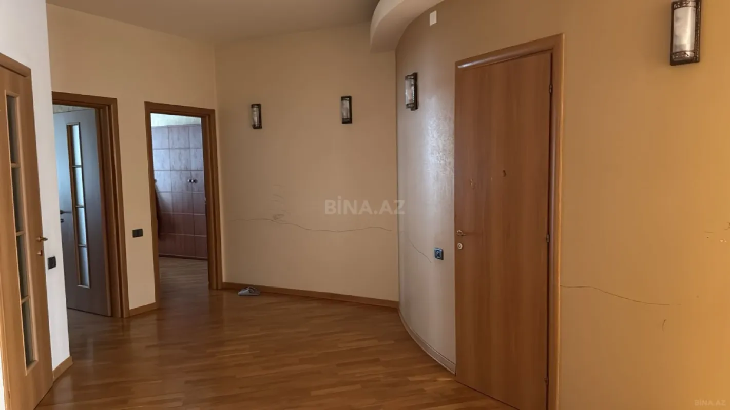 Satılır 3 otaqlı mənzil 185 m²