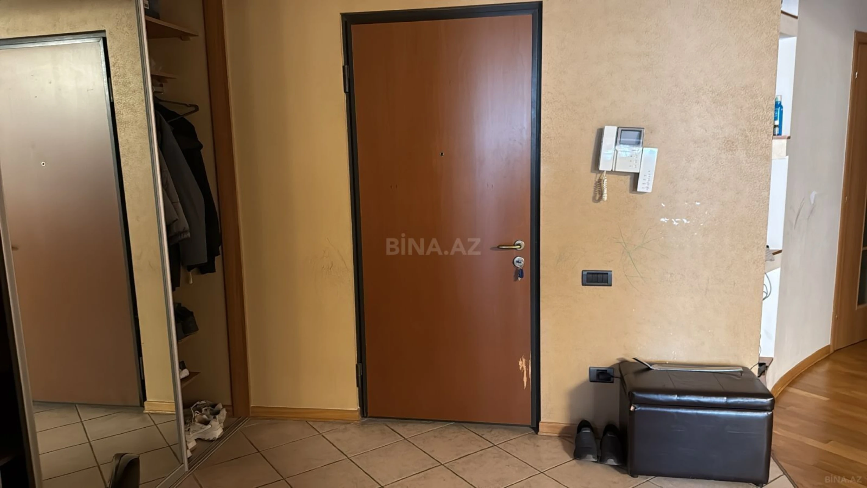 Satılır 3 otaqlı mənzil 185 m²