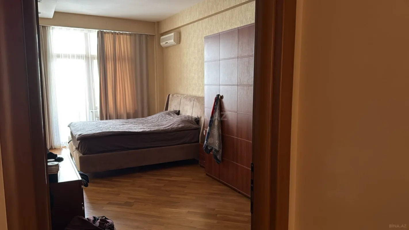 Satılır 3 otaqlı mənzil 185 m²