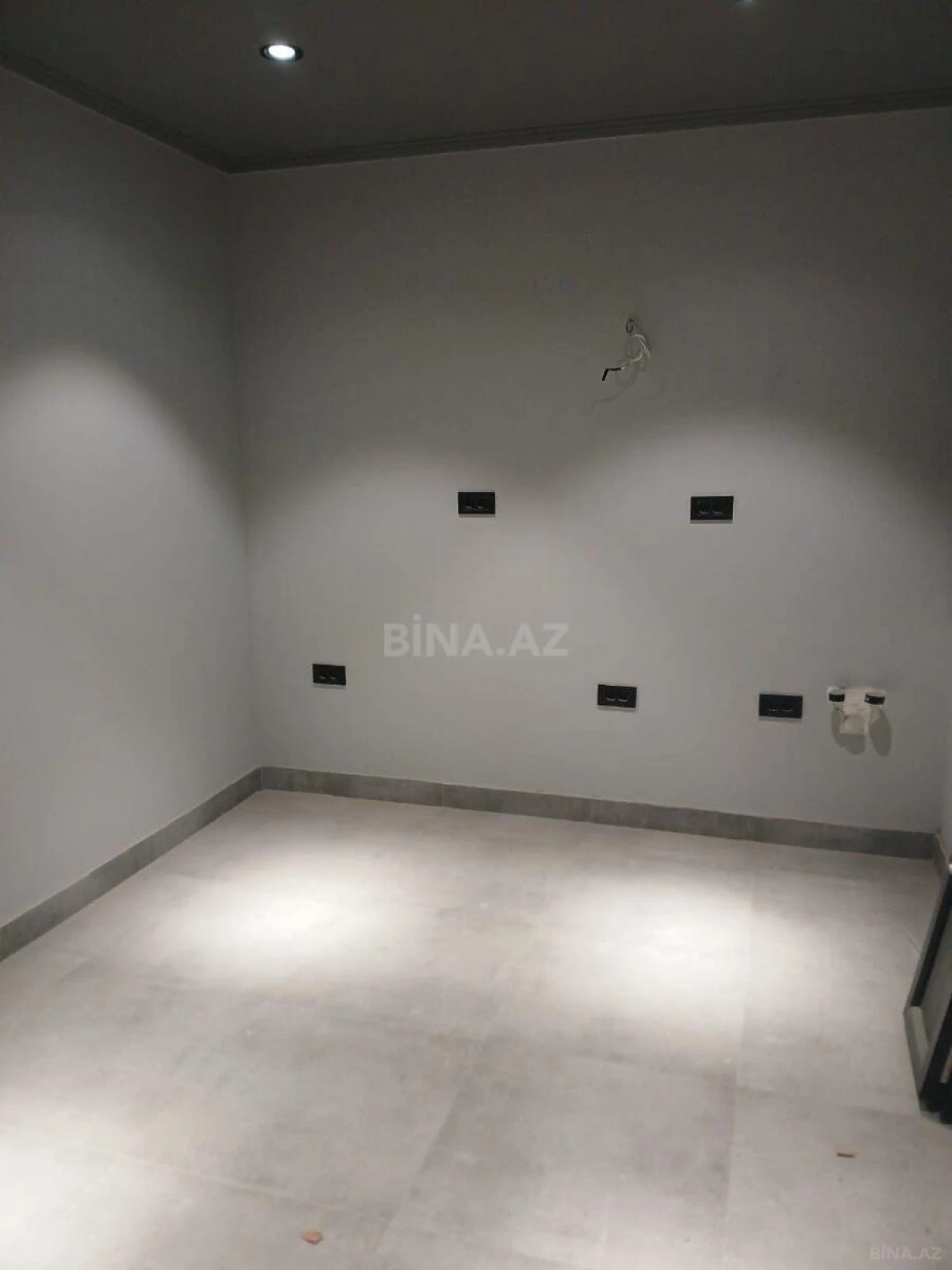 Satılır 5 otaqlı mənzil 270 m²