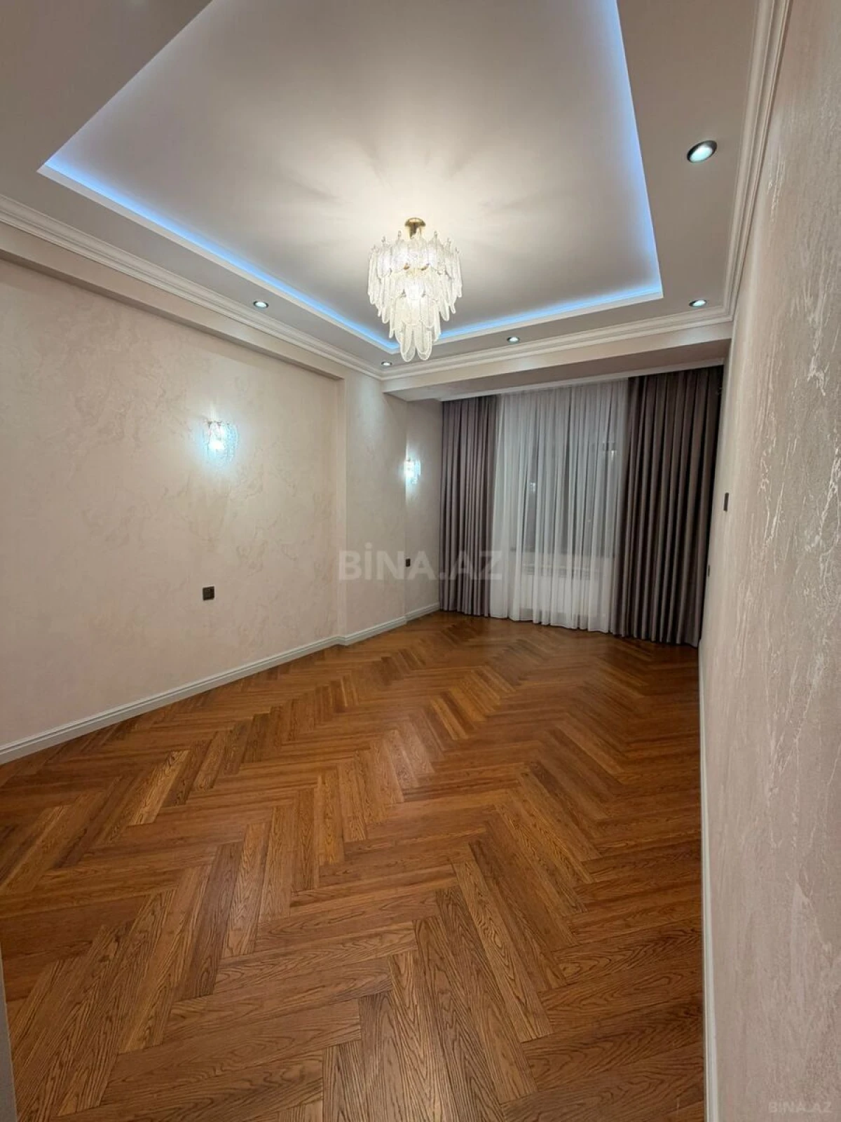 Satılır 3 otaqlı mənzil 140 m²