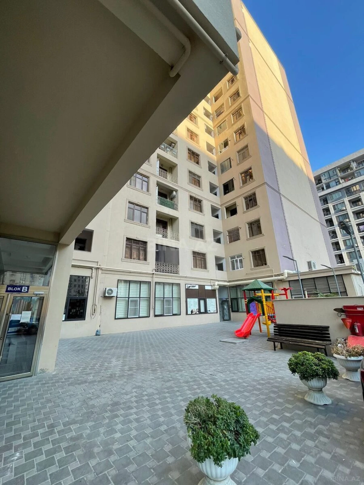 Satılır 3 otaqlı mənzil 157 m²