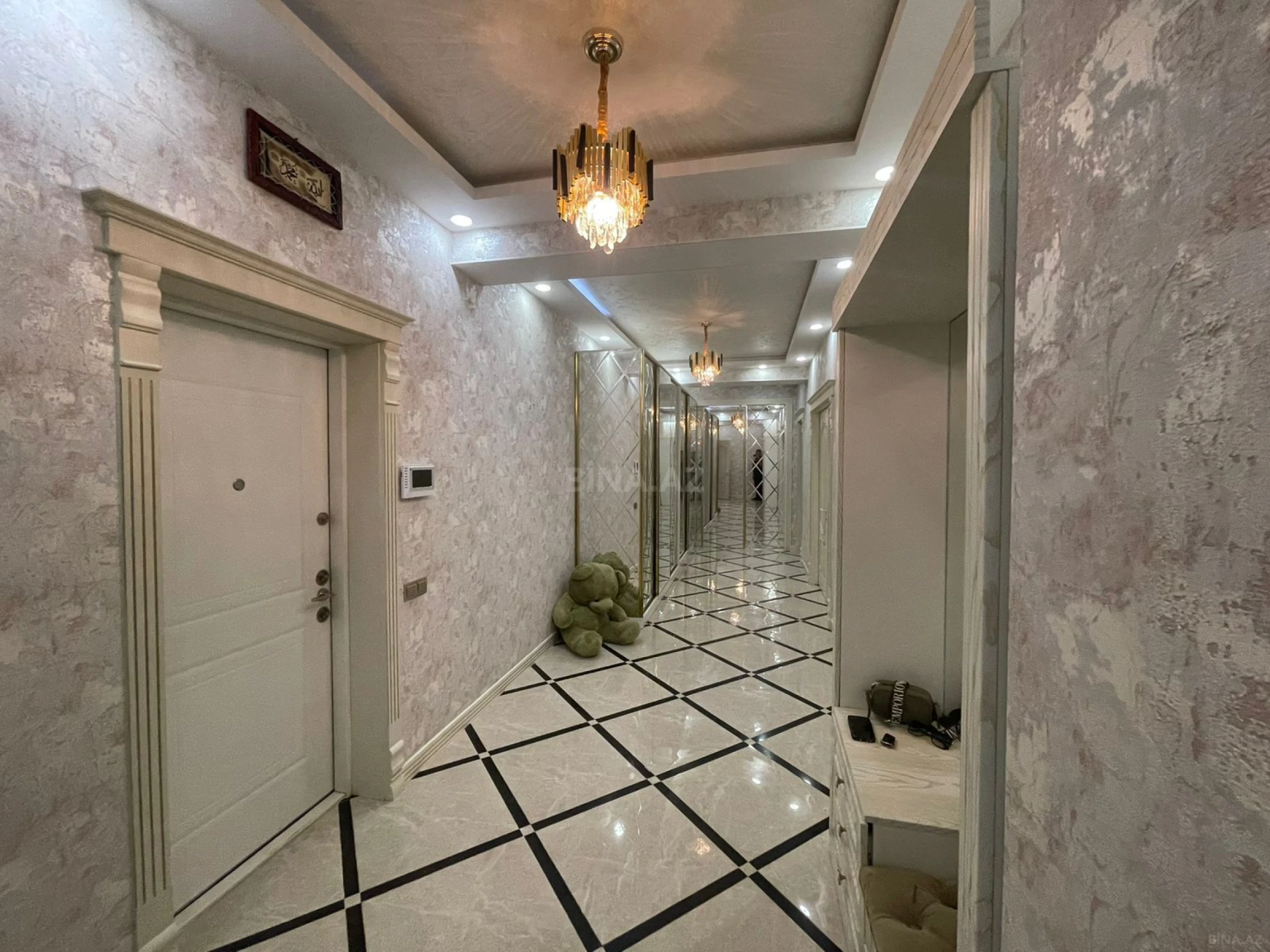 Satılır 3 otaqlı mənzil 157 m²