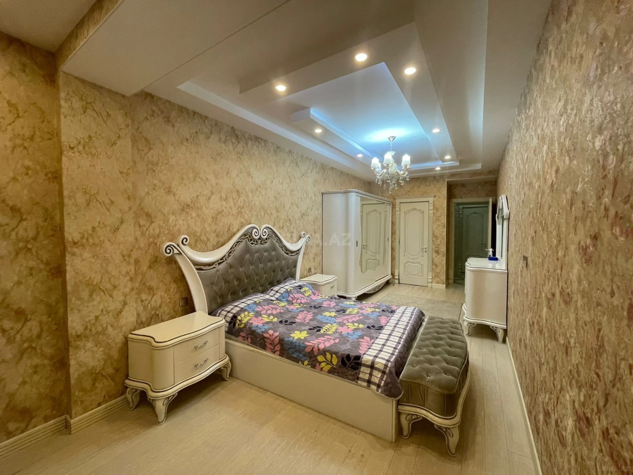 Satılır 3 otaqlı mənzil 157 m²