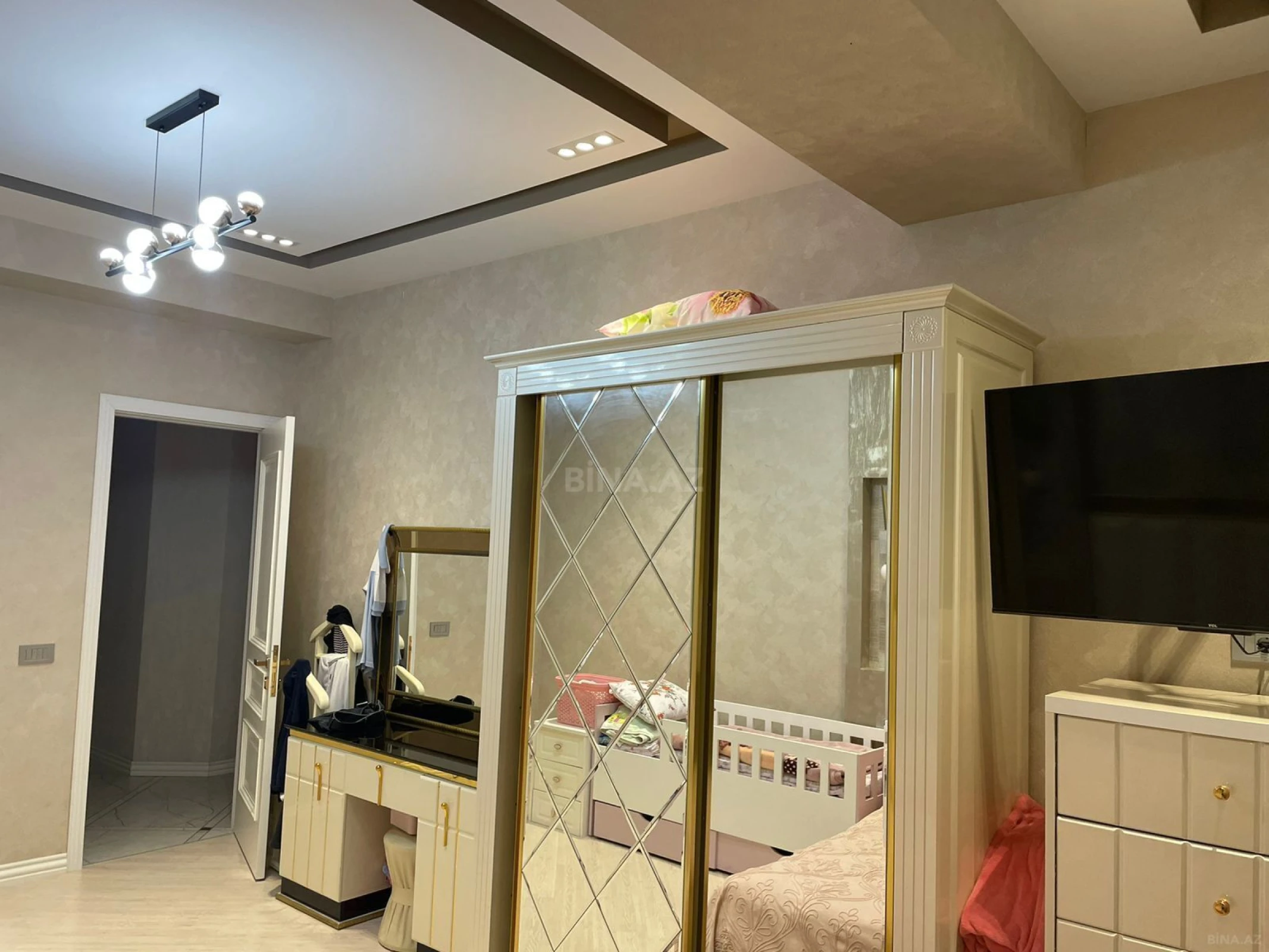 Satılır 4 otaqlı mənzil 139 m²