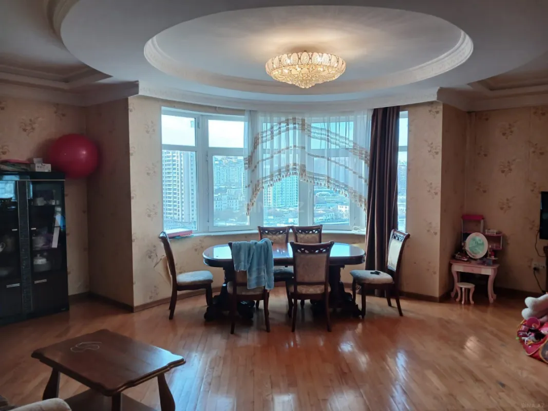 Satılır 3 otaqlı mənzil 137 m²