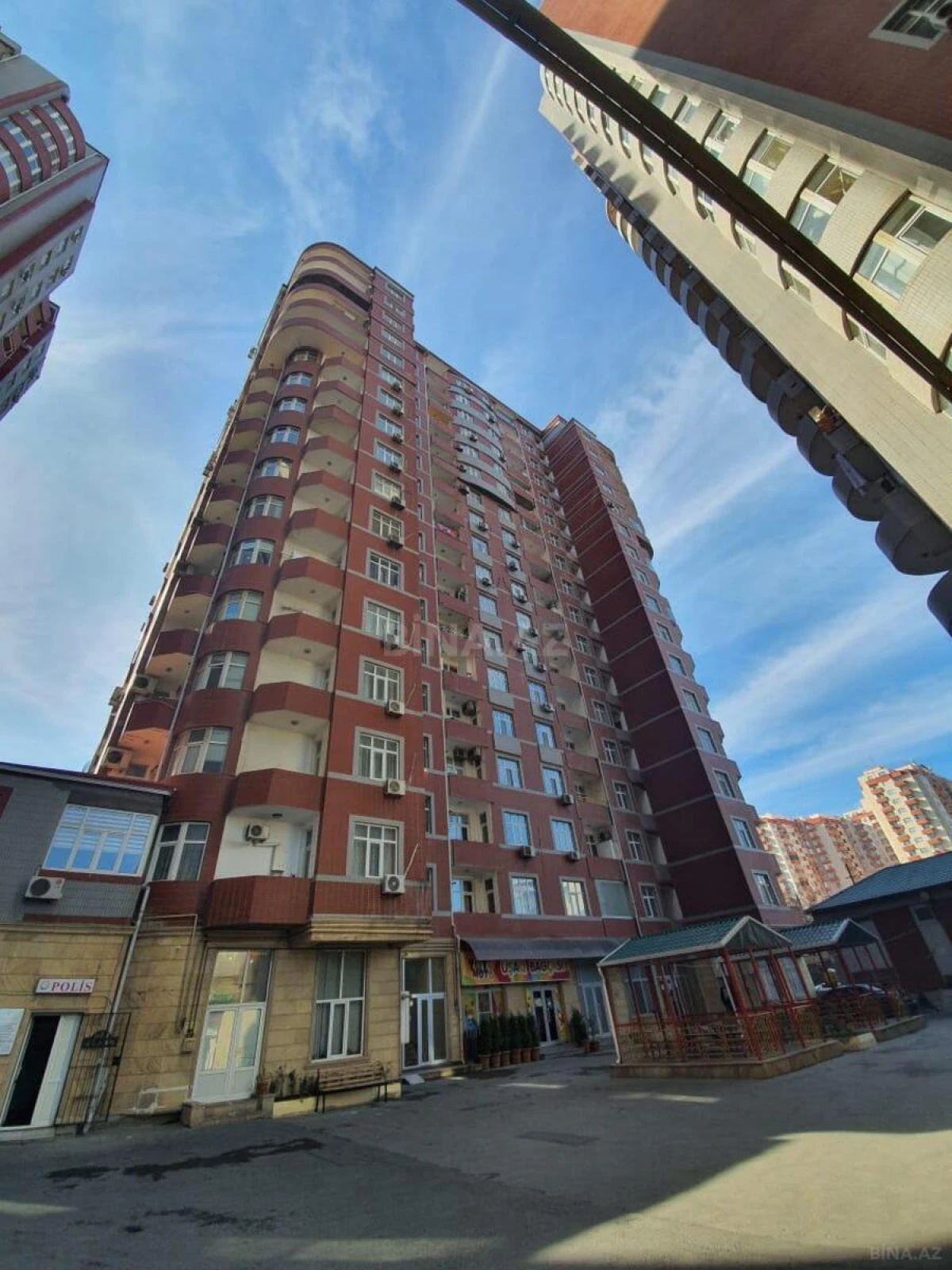 Satılır 3 otaqlı mənzil 137 m²