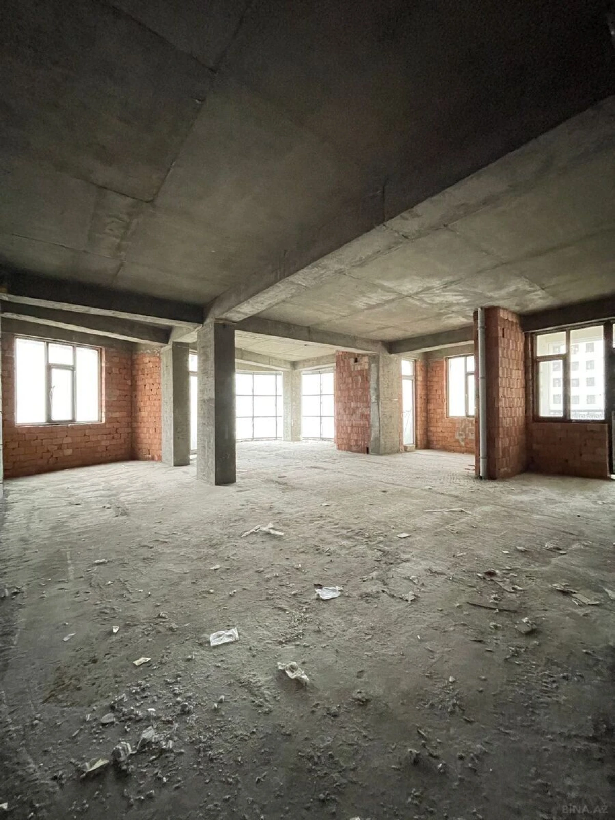 Satılır 5 otaqlı mənzil 218 m²