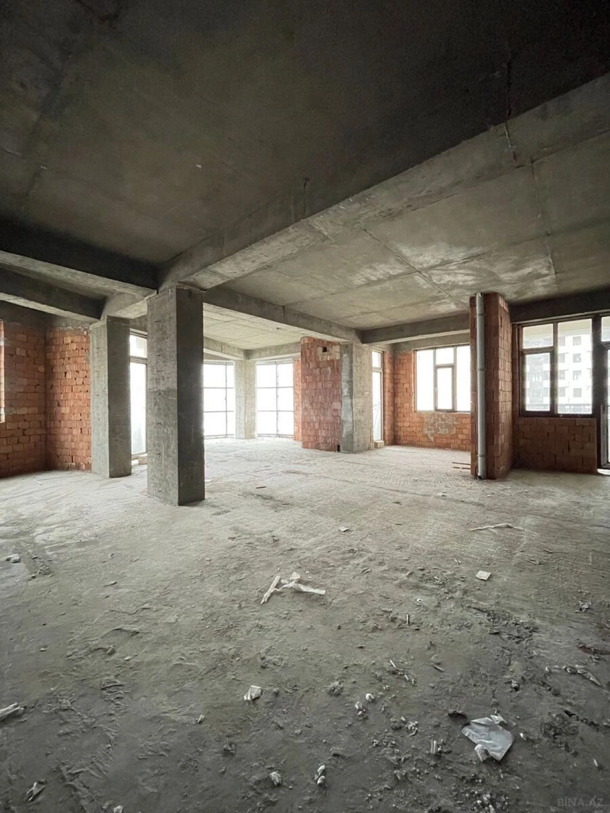 Satılır 5 otaqlı mənzil 218 m²