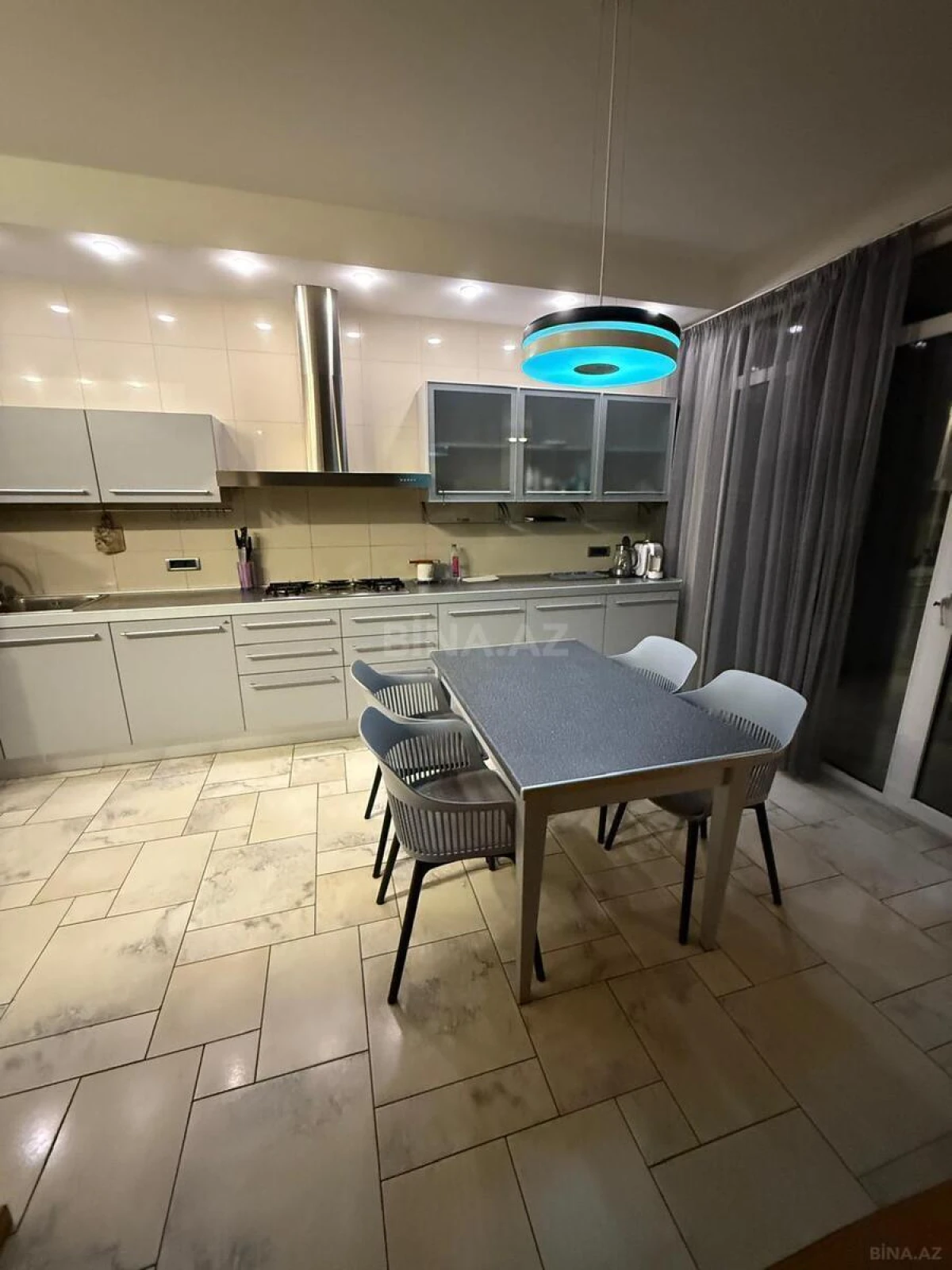 Satılır 4 otaqlı mənzil 218 m²