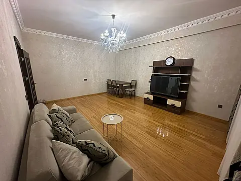 Kirayə verilir 2 otaqlı mənzil 90 m²