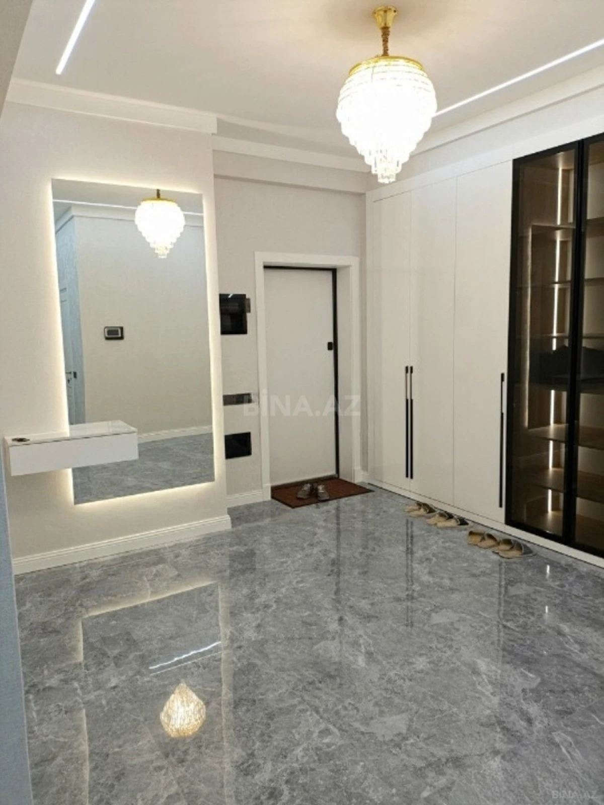 Satılır 4 otaqlı mənzil 172 m²
