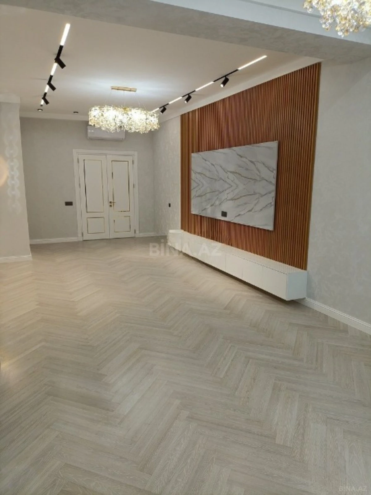 Satılır 4 otaqlı mənzil 172 m²