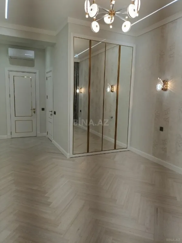 Satılır 4 otaqlı mənzil 172 m²