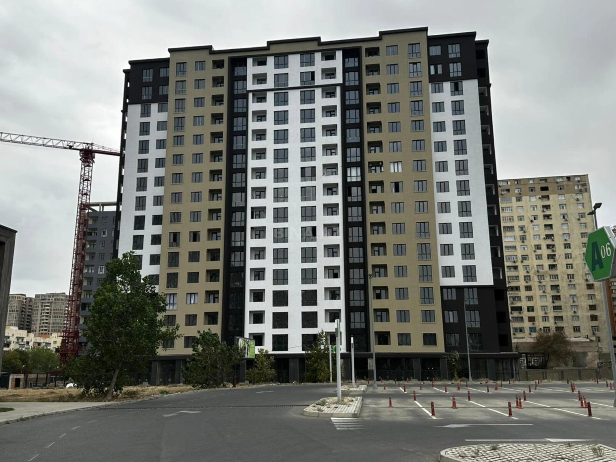 Satılır 4 otaqlı mənzil 172 m²