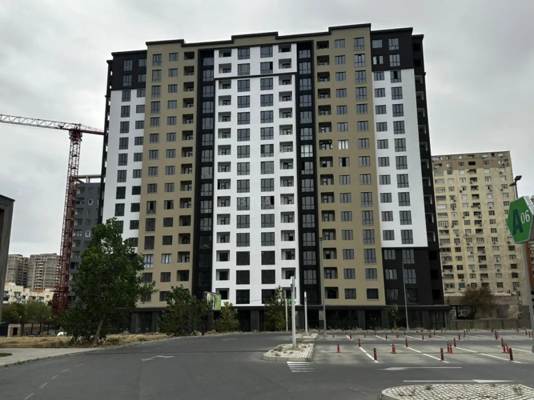 Satılır 4 otaqlı mənzil 172 m²