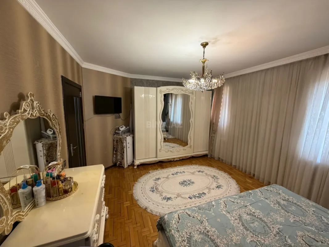 Satılır 5 otaqlı mənzil 130 m²