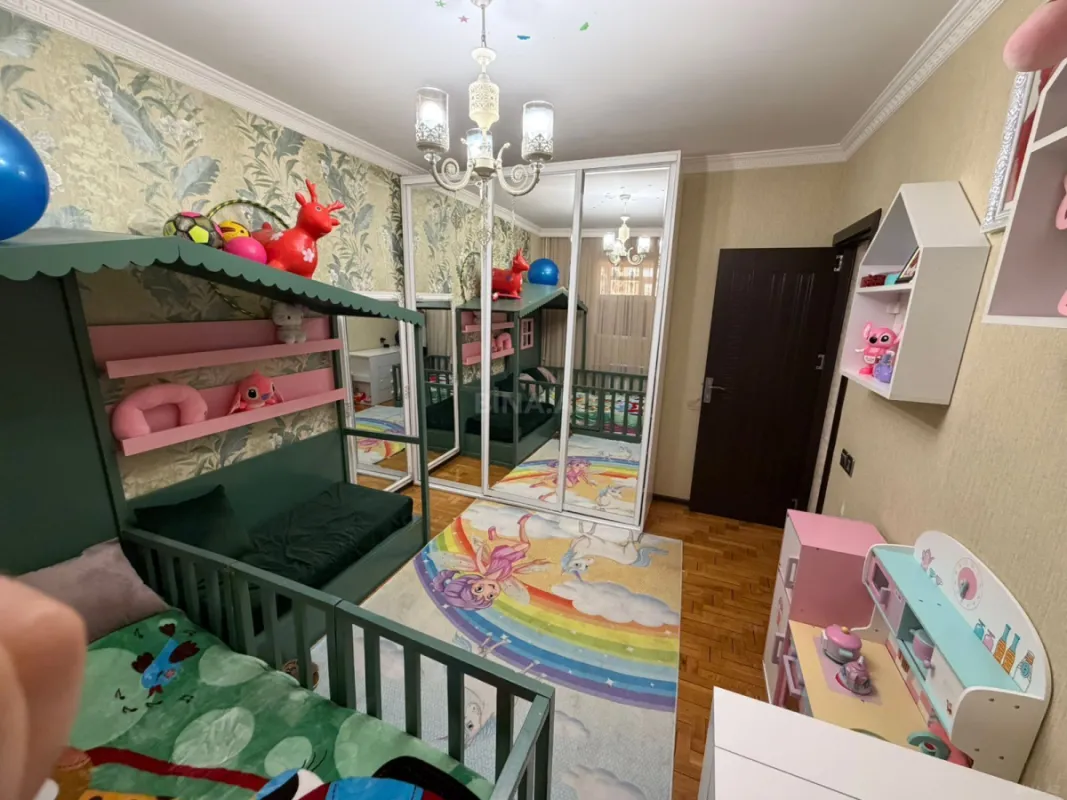 Satılır 5 otaqlı mənzil 130 m²