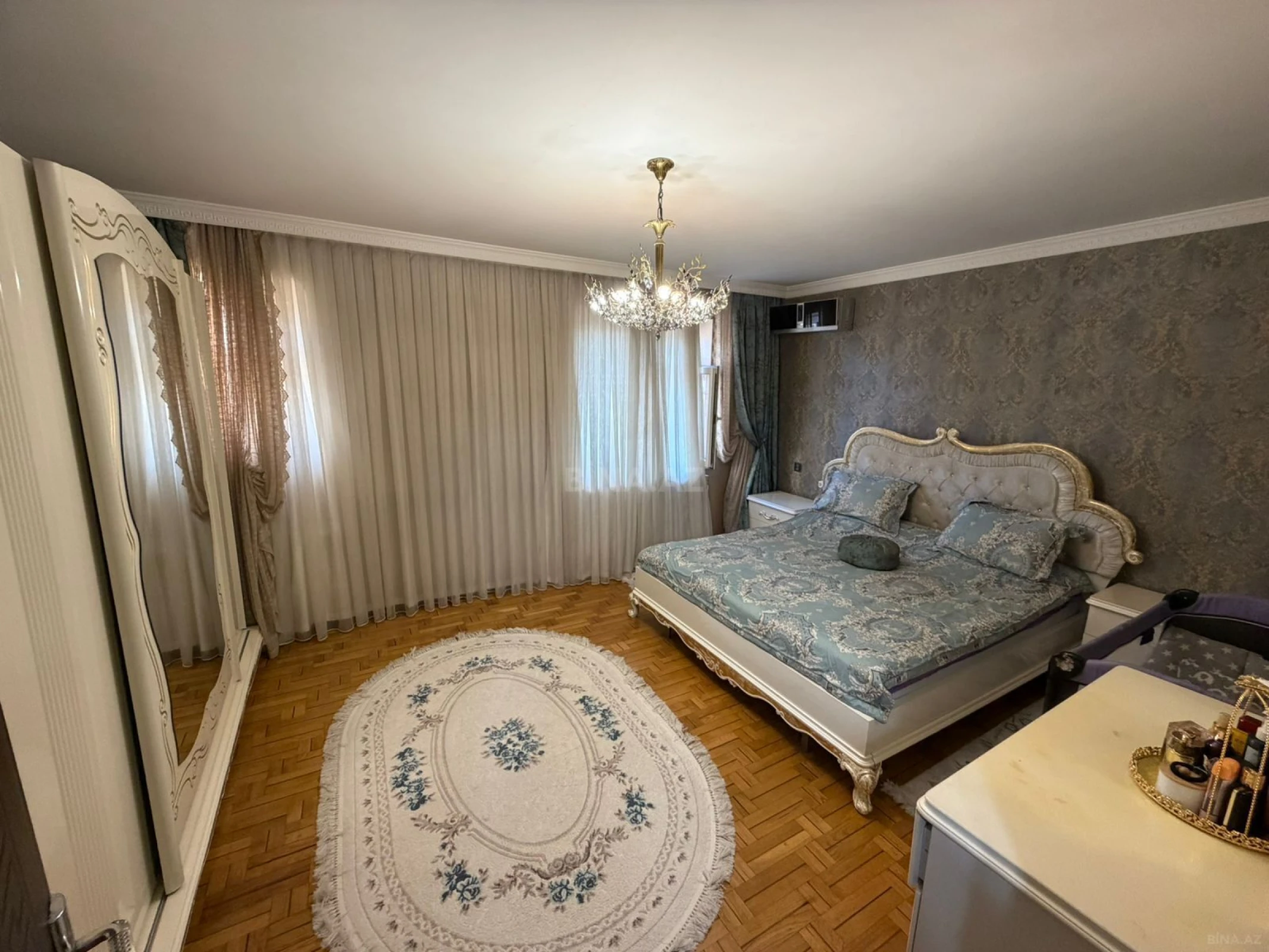 Satılır 5 otaqlı mənzil 130 m²