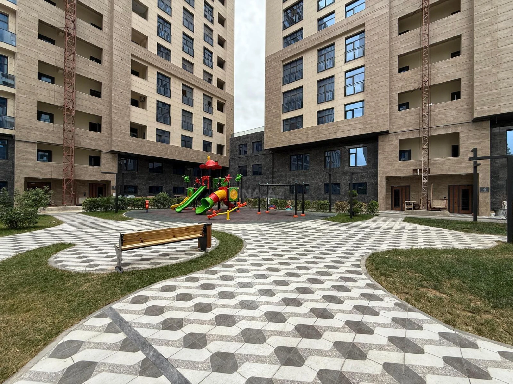 Satılır 5 otaqlı mənzil 420 m²
