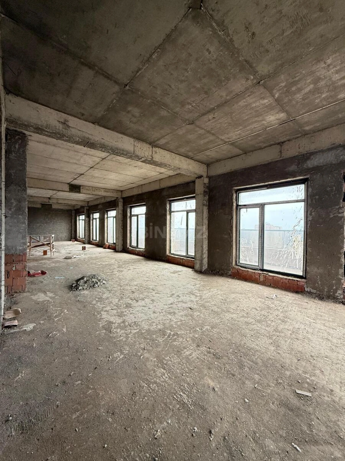 Satılır 5 otaqlı mənzil 420 m²