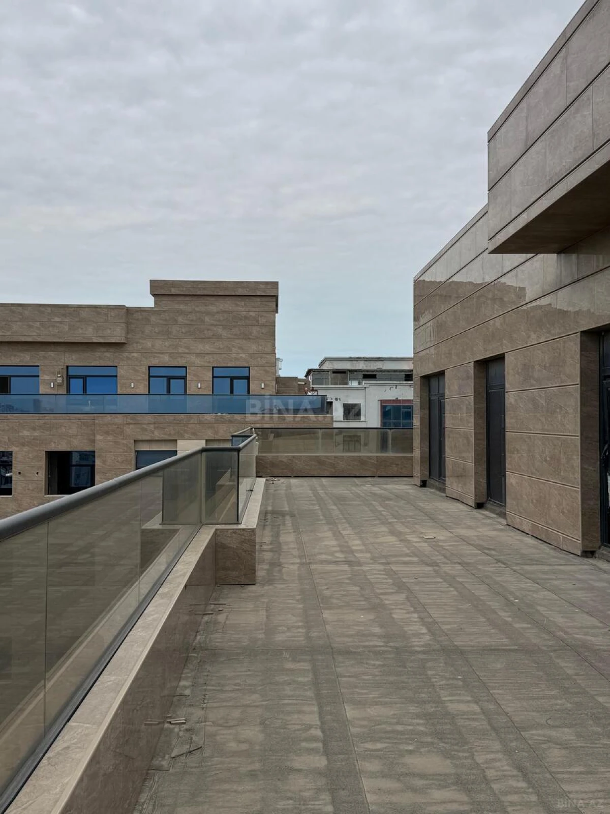 Satılır 5 otaqlı mənzil 420 m²