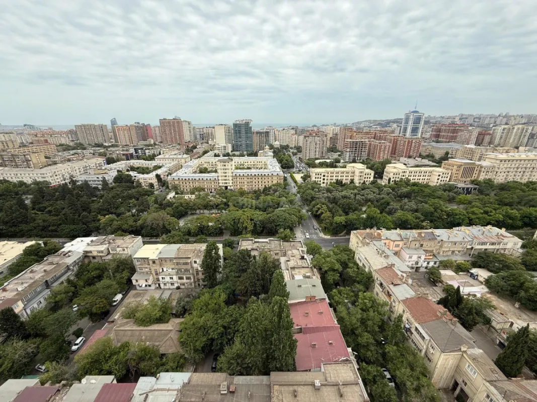 Satılır 5 otaqlı mənzil 420 m²