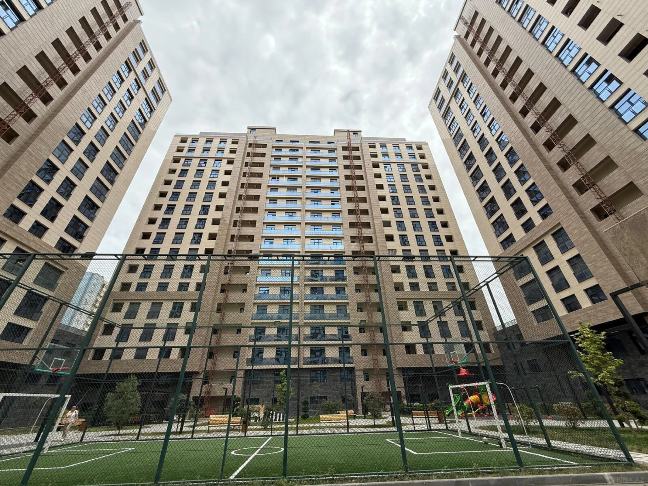Satılır 5 otaqlı mənzil 420 m²