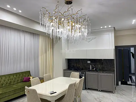 Kirayə verilir 3 otaqlı mənzil 180 m²