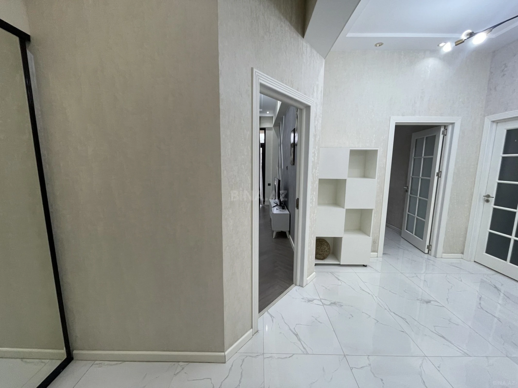 Kirayə verilir 2 otaqlı mənzil 87 m²