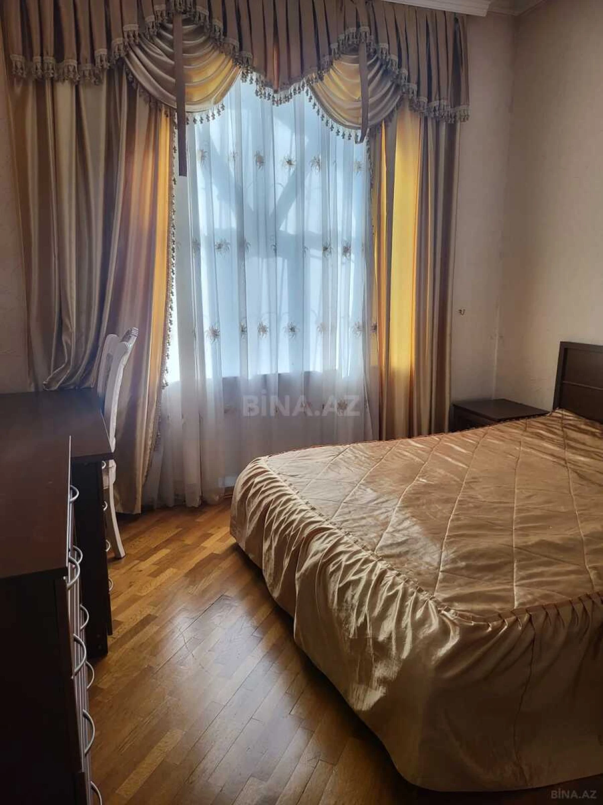 Satılır 11 otaqlı həyət evi 500 m²