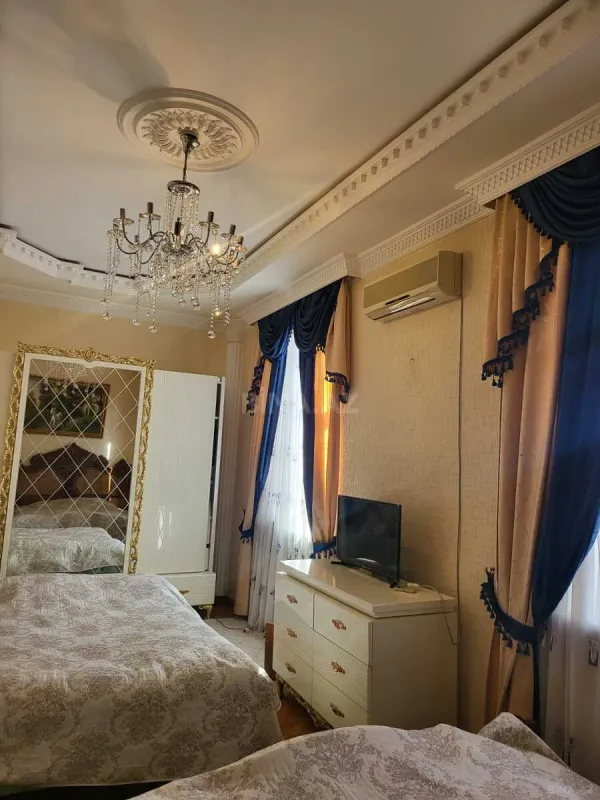 Satılır 11 otaqlı həyət evi 500 m²