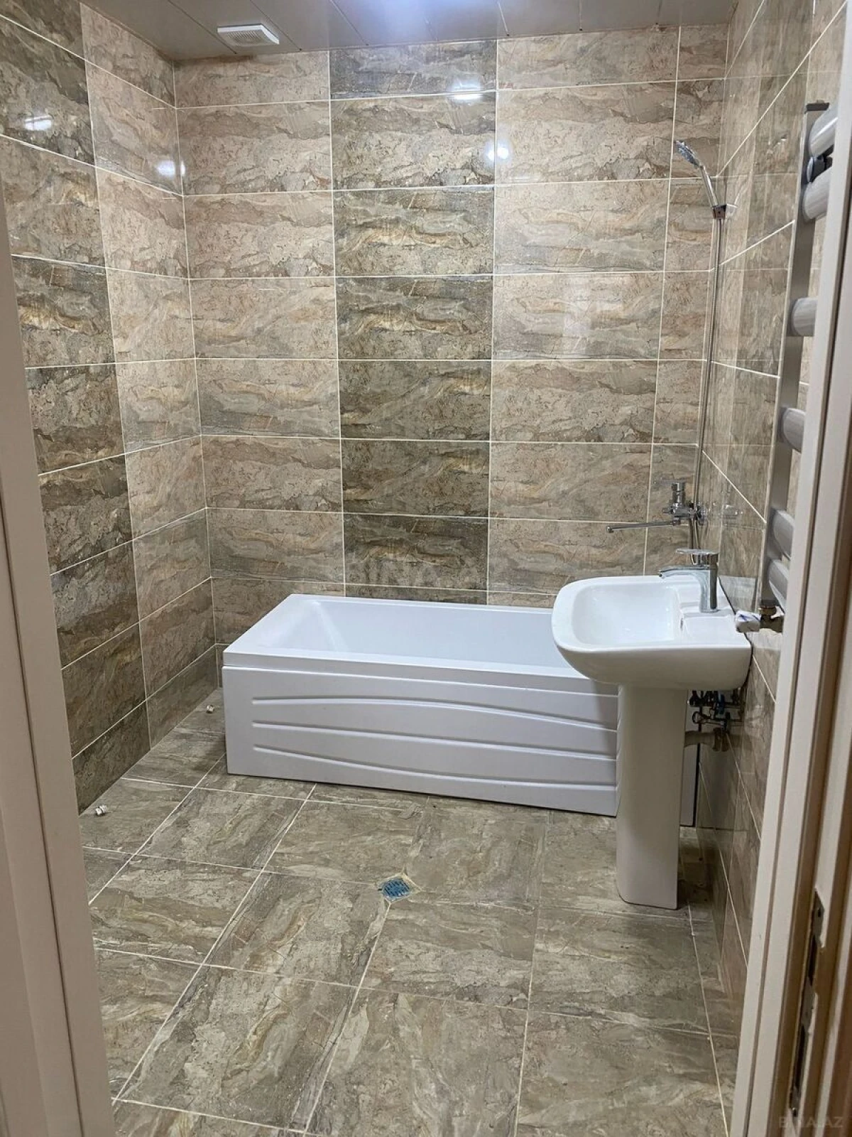 Satılır 4 otaqlı mənzil 135 m²