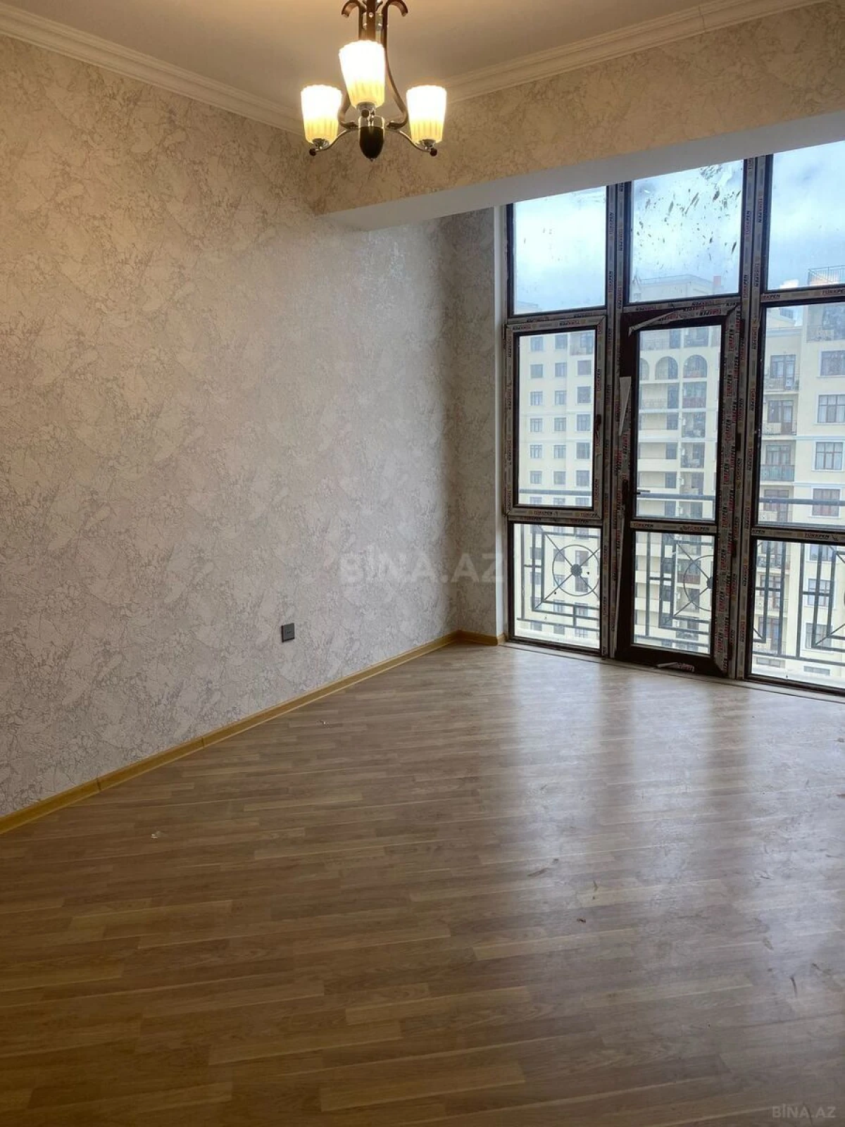 Satılır 4 otaqlı mənzil 135 m²
